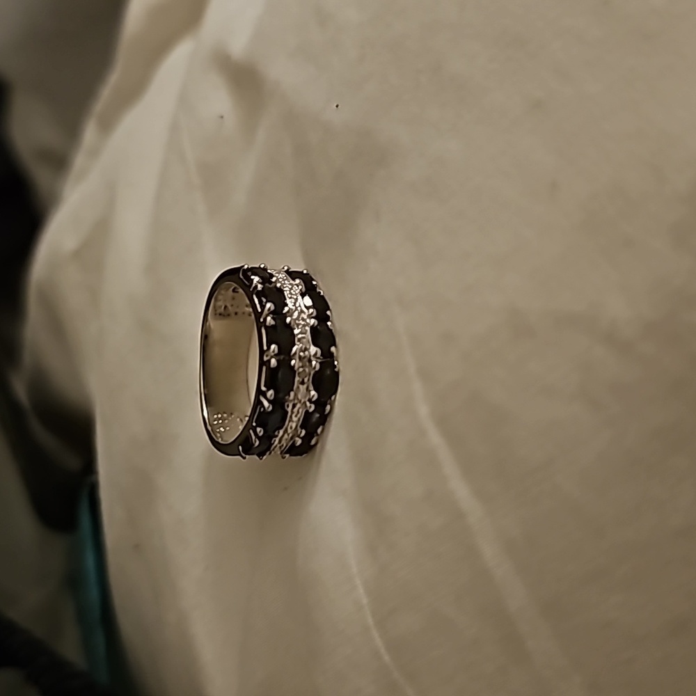 NWOT 3 karat sapphire ring with diamond accents Set in Sterling Silver. Size 7 - Picture 3 of 4